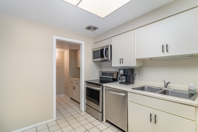 kitchen featuring visible vents, a sink, light countertops, white cabinets, and appliances with stainless steel finishes