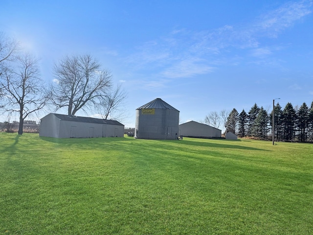 view of yard featuring an outdoor structure