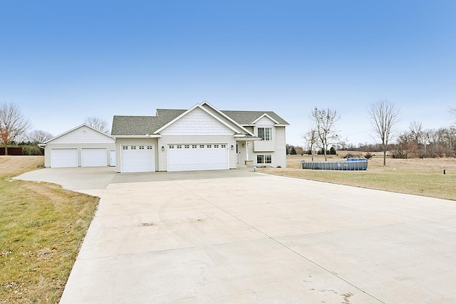 view of front of home featuring a front lawn