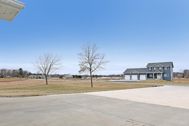 view of yard with driveway