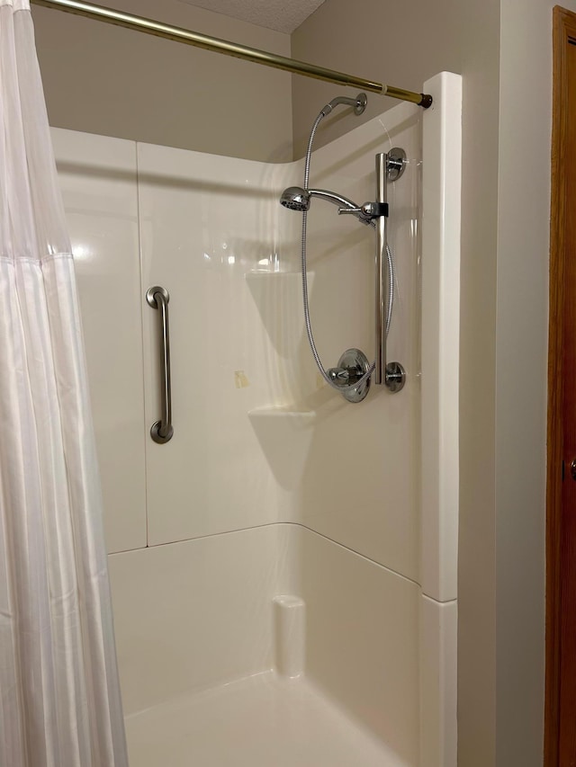 bathroom featuring curtained shower