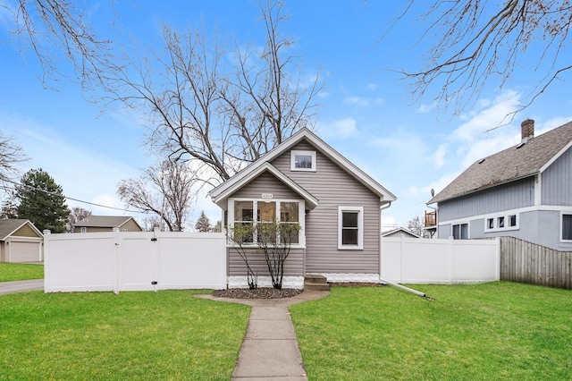 view of front of home featuring a front lawn