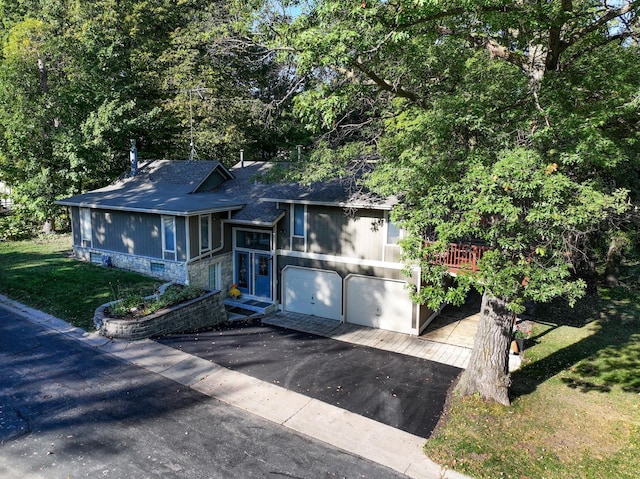 view of front facade featuring a garage and a front lawn