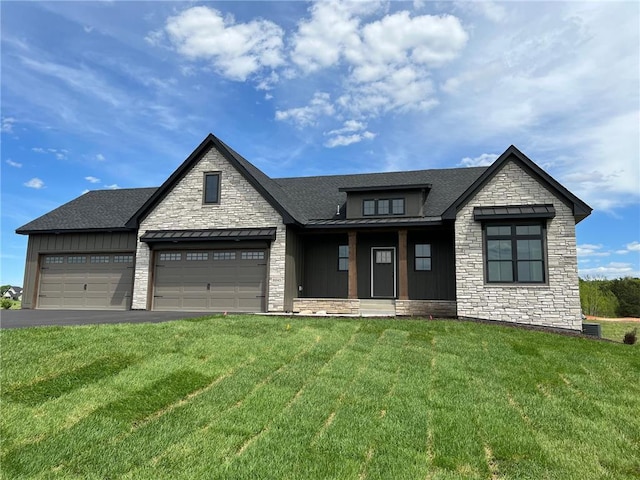 view of front facade featuring a garage and a front yard