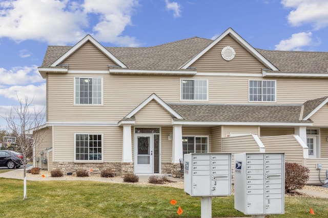 view of front of property featuring a front lawn