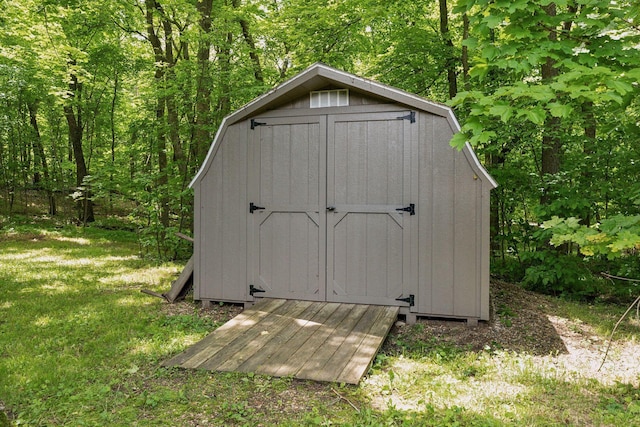 view of outdoor structure with a yard