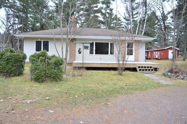 view of front of property featuring a front lawn