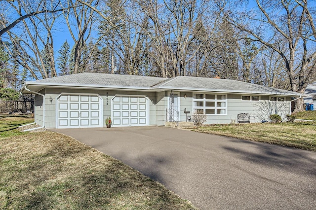 view of front facade featuring a front yard