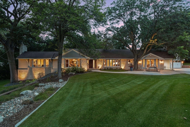 view of front facade featuring a yard and a garage