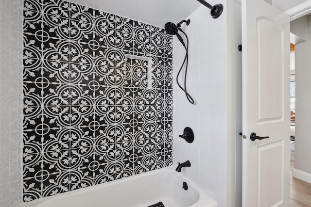 bathroom with tiled shower / bath