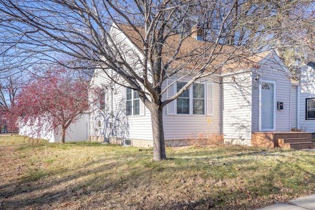 view of front of property featuring a front yard