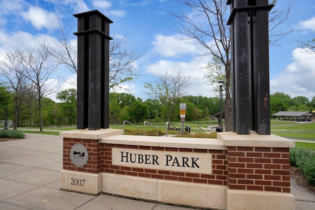 view of community / neighborhood sign