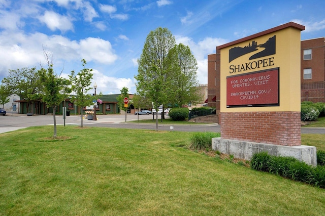 view of property's community featuring a lawn