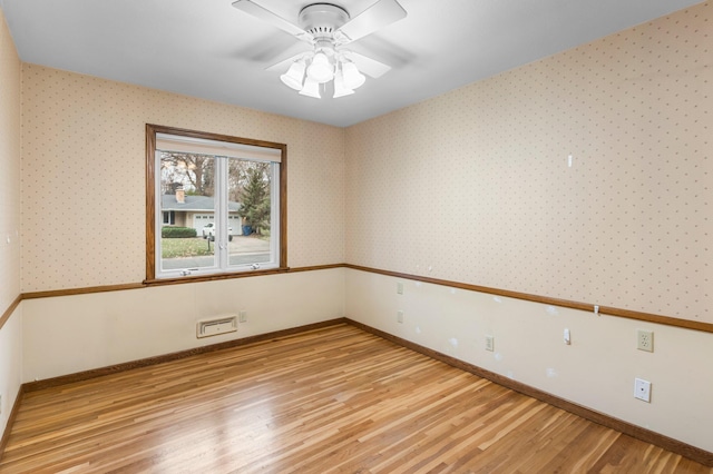 empty room featuring light hardwood / wood-style floors and ceiling fan