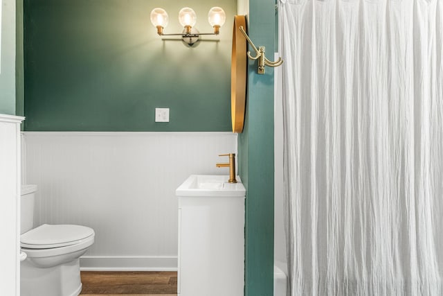 bathroom featuring sink, a notable chandelier, toilet, hardwood / wood-style flooring, and a shower with shower curtain