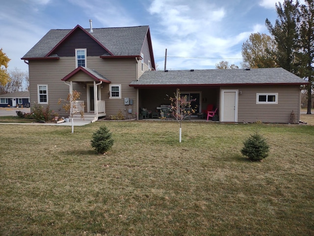 view of front of home featuring a front yard