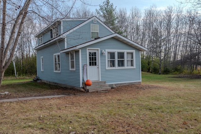 view of front facade featuring a front lawn