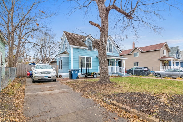 view of front of house featuring a front lawn