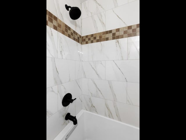 room details with tiled shower / bath