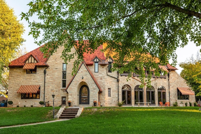 view of front of property featuring a front yard