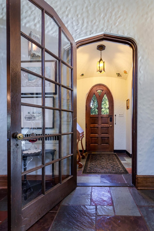 661 Market St, Winona, MN 55987 - entryway with vaulted ceiling