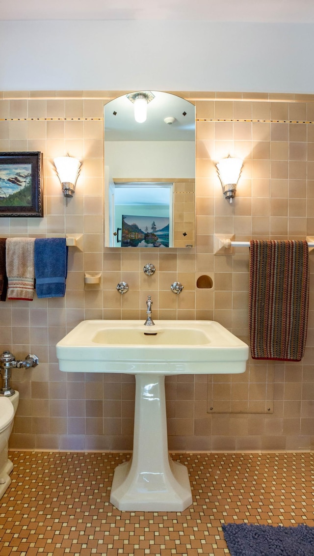 661 Market St, Winona, MN 55987 - bathroom with toilet and tile walls