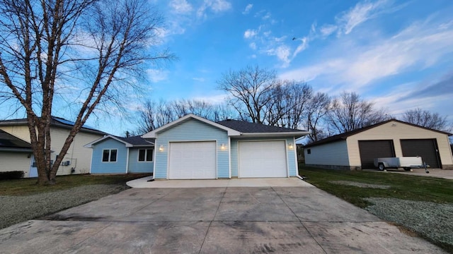 view of front of property featuring a front lawn