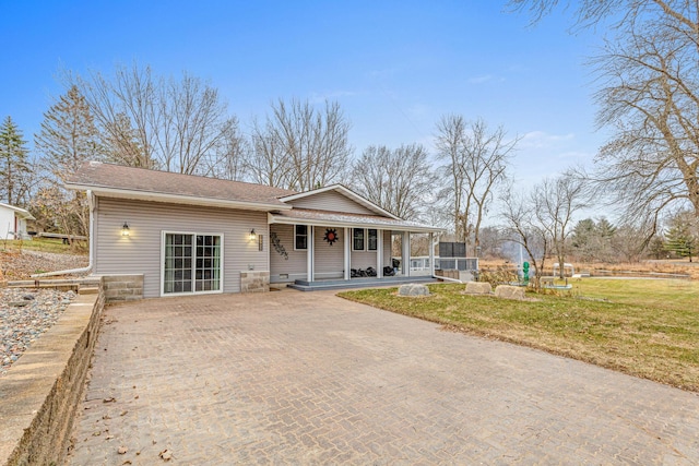 view of front facade featuring a front lawn and covered porch