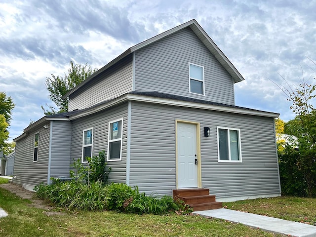 view of front facade with a front lawn