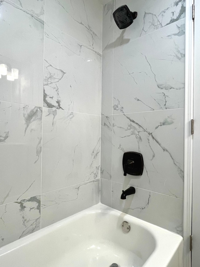 bathroom with tiled shower / bath combo