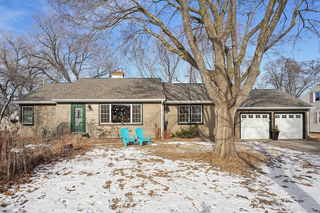 single story home featuring a garage