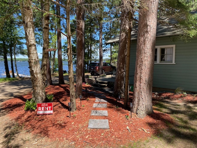 view of yard featuring a water view