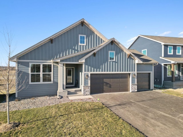 view of front facade featuring a garage and a front yard