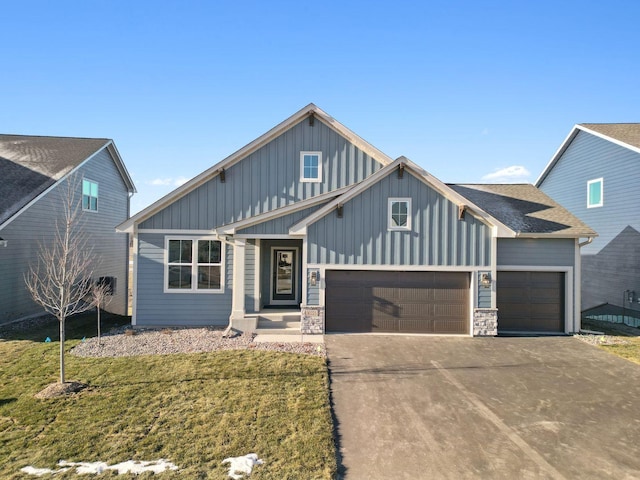 view of front of home featuring a front lawn and a garage