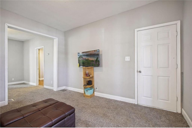 unfurnished room featuring carpet floors