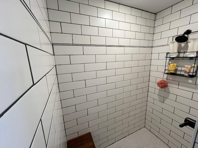 bathroom featuring tiled shower