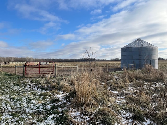 view of yard featuring a rural view