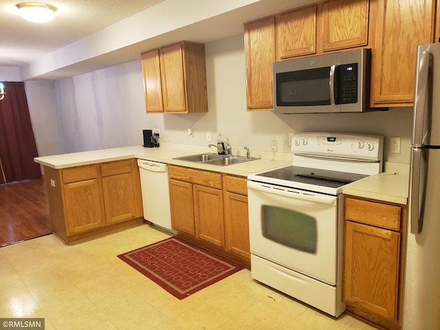 kitchen with stainless steel appliances, sink, and kitchen peninsula