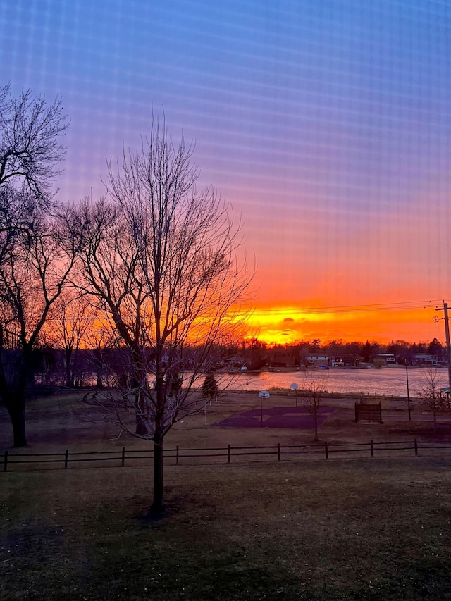 view of yard at dusk