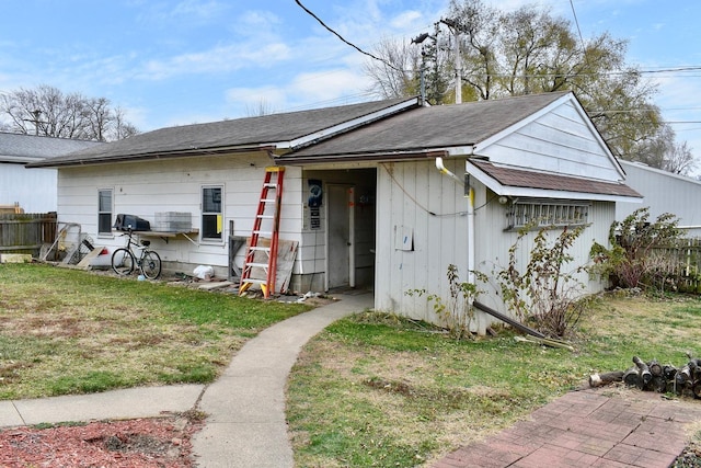 view of front of house featuring a front lawn