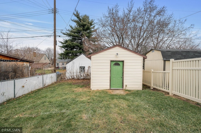 view of yard featuring a shed