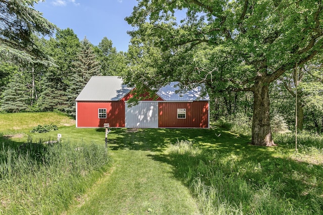 view of yard with an outbuilding