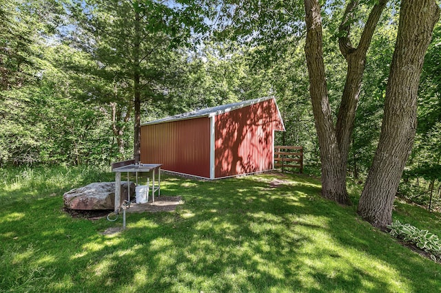 view of yard with an outbuilding