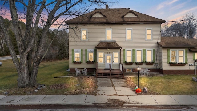 view of front of property featuring a yard