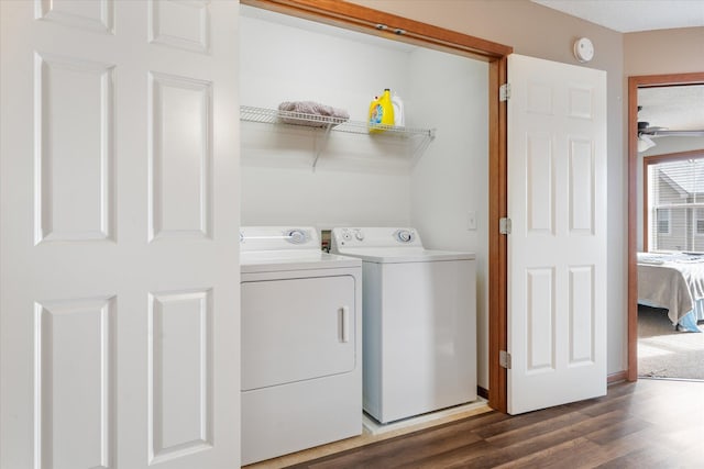 washroom with washer and dryer, ceiling fan, dark wood-type flooring, and a textured ceiling