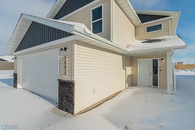 view of front facade featuring a garage