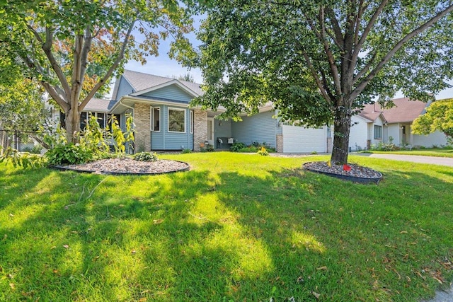 view of front of house featuring a front yard