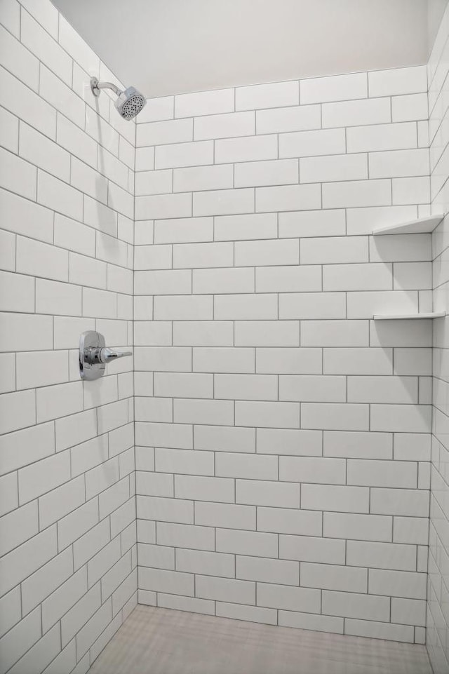 bathroom featuring a tile shower