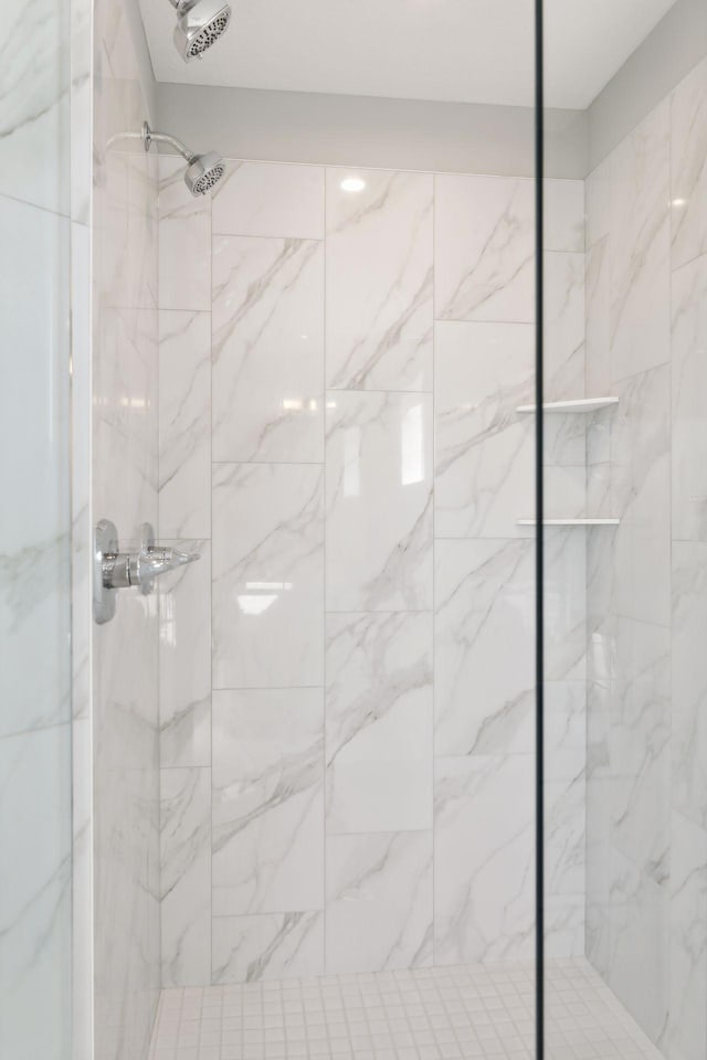 bathroom featuring a tile shower