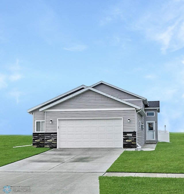 view of front of house featuring a garage and a front yard